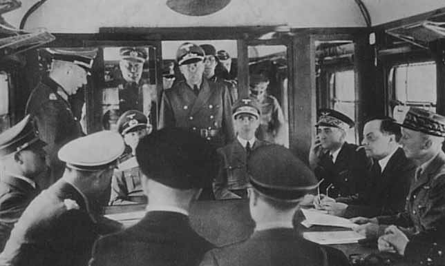 19 7 Keitel leest voor Hitler links Huntzinger rechts